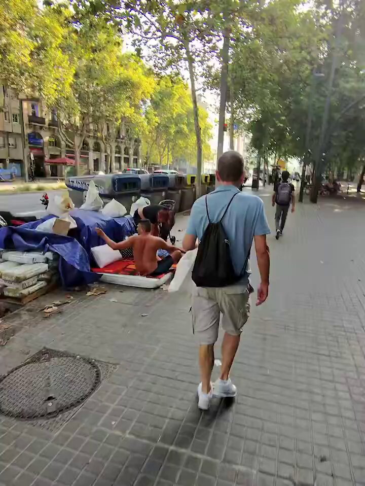 Pasear por las calles de Barcelona te das cuenta de la POCILGA de ciudad que tenemos Da ASCO