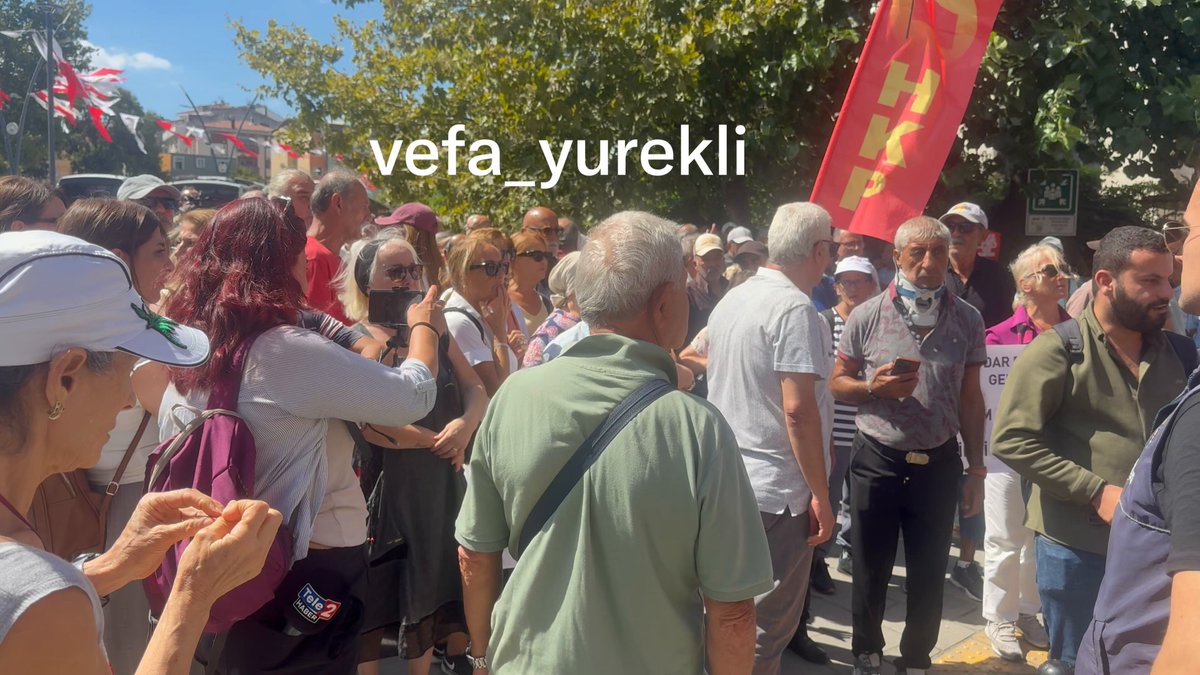 🚨 GÜNÜN EN İLGİNÇ YORUMU: “ÜSKÜDAR SEÇİMİ İÇİN AMERİKA’DAN, İSRAİL’DEN TALİMAT GELİYOR” 🔴Üsküdar Belediye Meclisi önünde yaşanan ilginç diyalog kameraya yansıdı. 🔺Bir kadın, seçim için “Amerika’dan, İsrail’den emir ve talimat geliyor” dedi. Yanındaki başka bir kadın, “Saraydan geliyor” diye karşılık verdi. İlk kadın ise hiç düşünmeden komployu bir üst seviyeye taşıdı: — Saraydakiler de oradan yönlendiriliyor! 🔺Çevredekilerin garipseyen bakışlarla yetindiği kadına kimse cevap vermedi. Üsküdar’daki 42 kişilik belediye meclisi seçiminin Washington ve Tel Aviv’den yönet yönlendirildiği iddiası, günün en ilginç yorumu oldu.