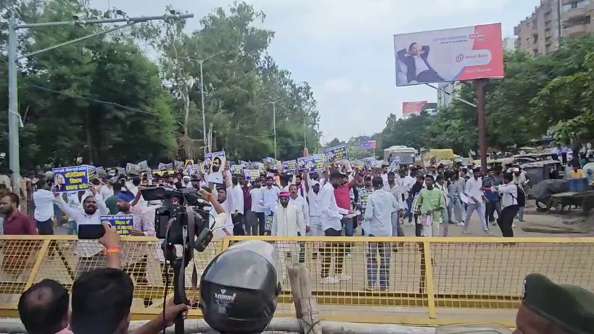 पटना में 'आरक्षण बढ़ाओ संविधान बचाओ' आंदोलन Bihar News: पटना में दलित संगठन के लोग बड़ी संख्या में सड़क पर उतरे. प्रदर्शनकारियों की ओर से 'आरक्षण बढ़ाओ, संविधान बचाओ' आंदोलन किया जा रहा है. प्रदर्शनकारियों को रोकने के लिए जेपी गोलंबर के पास पुलिस की ओर से बैरिकेडिंग की गई थी. लेकिन उन्होंने बैरिकेडिंग पर चढ़कर जमकर नारेबाजी की. इस दौरान कुछ प्रदर्शनकारी पुलिस से भिड़ भी गए. साथ ही कई प्रदर्शनकारियों को पुलिस ने डिटेन भी किया है. Bihar News | Bihar Protest | #Bihar