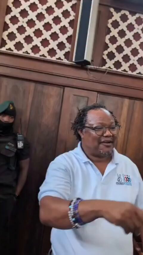 "Wewe Brenda Rupia Jonas mbaya sana, mpaka sasa hujanipa swali hata moja la reexamination." Mhe. Tundu Antiphas Lissu mchana wa leo, mahakama ikienda mapumziko ya saa moja.
