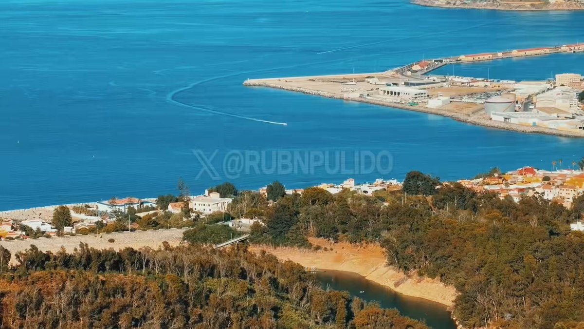 Vean el vídeo completo. Ensayan el recorrido a plena visibilidad y ejecutan la operación cuando el taró y la densa niebla se extienden por el Estrecho. Ese ensayo previo les sirve para probar rutas, dejarse ver (de cara a futuros clientes) y controlar tiempos; cuando llega el escenario perfecto, se lleva a cabo el traslado a la Península. Ahora se avecinan días ideales para completar estos trayectos, sobre todo a partir del fin de semana. La Guardia Civil lo sabe —así me lo trasladan—, pero no dispone de medios logísticos ni de órdenes concretas para actuar con firmeza. Mientras tanto, decenas de embarcaciones ya han zarpado desde Ceuta y cientos de invasores han alcanzado la península. Lo peor no es la penetración en territorio peninsular, lo peor es el vector de infiltración que esto representa. Después ocurrirán cosas y nos echaremos las manos a la cabeza.