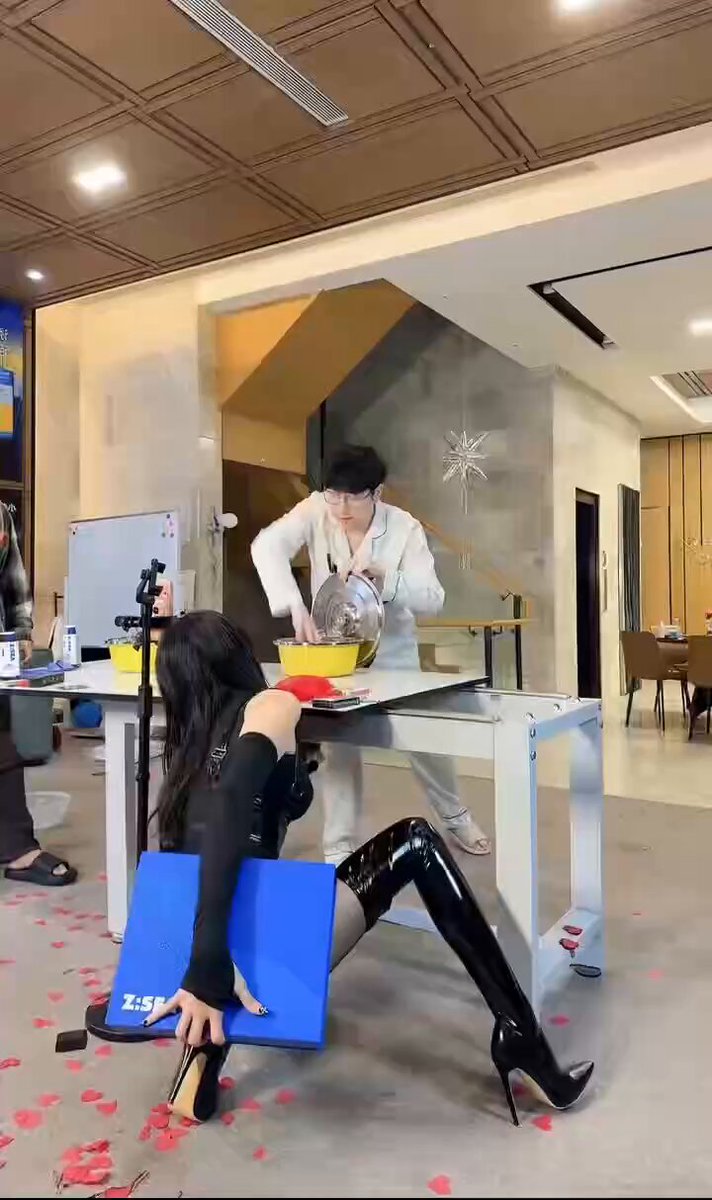 助理实在是太抢镜了，都没人看魔术了。