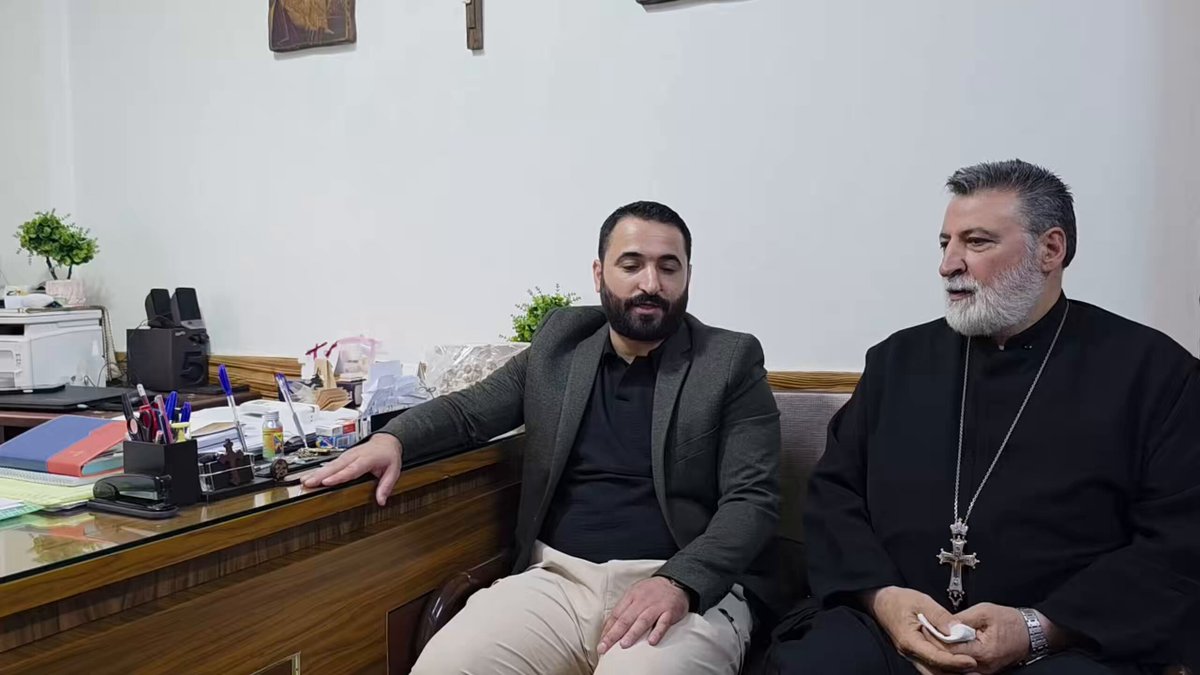 وزارة الداخلية السورية قيادة الأمن الداخلي مديرية أمن السويداء قامت بتحرير المخطوف المواطن مهند جورج أبو نصار مواليد 1/1/1982 من سكان منطقة دويلعة والمنحدر أصلاً من بلدة حينة في ريف دمشق منطقة جبل الشيخ والذي يعمل في مجال تحضير خلطات العصائر والمشروبات الطبيعية الأمر الذي يشكل إحدى نقاط المتابعة الأساسية لتحديد مكان احتجازه وكشف ملابسات عملية الاختطاف كما تتضمن المعطيات المتداولة وجود تسجيلات مصورة تُظهر تعرض المخطوف لأعمال ترهيب وتعذيب بالتزامن مع مطالبة ذويه بدفع فدية مالية ومحاولة قتله والقضية كانت مرتبطة بمجموعات مسلحة تتبع لما يسمى مليشيا الحرس اللاوطني متهمة بارتكاب أعمال خطف وابتزاز واعتداء وسرقة بحق مدنيين بغض النظر ان كان مسيحي او درزي او سني او علوي فعندهم تضيع الانسانية إن ما يجري من عمليات خطف وابتزاز وترويع للمدنيين يشكل تهديداً مباشراً للأمن والاستقرار ويساهم في تعميق حالة التوتر والفتنة في المحافظة ويستوجب كشف ملابسات هذه الجرائم وملاحقة المتورطين ومحاسبتهم وفق القانون نشكر اهلنا من منطقة دويلعة في دمشق كنيسة القديس يوسف على حُسن الإستقبال والف الحمدلله على سلامة المخطوف ورسالة ان الدولة السورية الضامن لأمن وحماية المجتمع بكل مكوناته وأطيافه🇸🇾🇸🇾