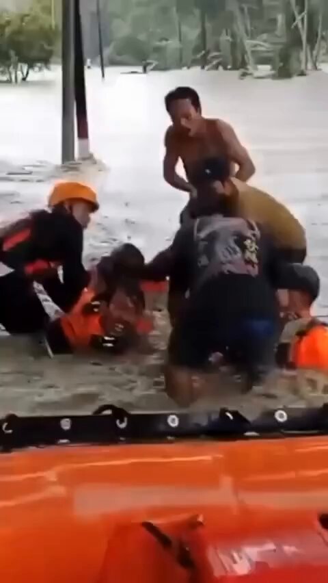 BREAKING Banjir di Nias Selatan 🥀 Banjir dilaporkan terjadi di kawasan Lôhô, Kabupaten Nias Selatan, Senin (7/9). Air sempat menggenangi badan jalan dengan arus yang cukup deras. Tim gabungan juga telah turun untuk melakukan evakuasi dan penanganan di lokasi. Semoga warga yg terdampak tetap aman dan situasi segera kembali kondusif. 🎥 hmart_lw #SalingJagaWarga