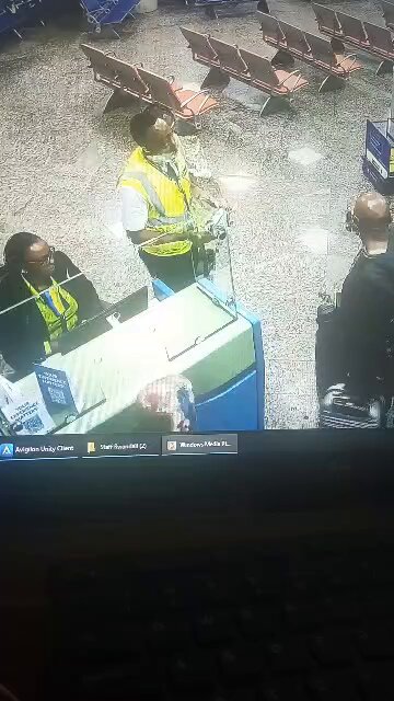 #Gabon Voici le comportement d'un député gabonais actuellement aux arrêts au Rwanda.