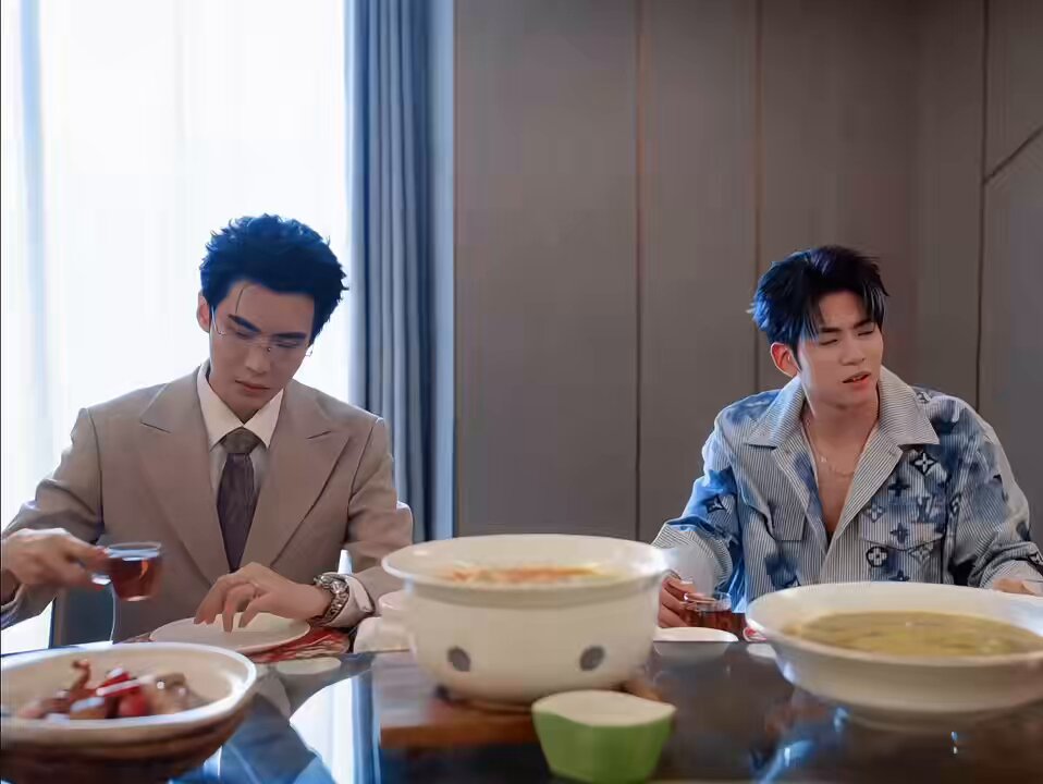 เรื่องนินะ ใครชอบแนวประธานบริษัทกับเคะตัวเร้กตัวน้อย ฟีลความสัมพันธ์แบบผูกมัดด้วยสัญญาและร่างกาย ต้องดู!!!!!! ❤️‍🔥 พล๊อตซีรีส์แนวตั้งมากแกเอ้ยยยยยยย~ ถามว่าดูมั้ย? เอาตอนต่อไปมาเลยดีกว่า 555555555 ถูกจริตโพแม่น้องเคะแน่นอน เปิดเรื่องมาลูกก็น่าสงสารละ ชีวิตรันทด น้อยเนื้อต่ำใจ คิดว่าตัวเองเป็นแค่เด็กเลี้ยง คุณจี้คือเจ้าชีวิต ส่วนเราคือของเล่นไว้ระบายอารมณ์ ฟีลนั้นเลย เอาจริงกุยังไม่อยากตัดสินอะไรพระเมะตอนนิหรอก ขอดูต่ออีกนิดว่าอะไรยังไง เพราะมองจากดาวอังคารก็รู้สึกว่าประธานจี้มันคลั่งรักเมียเด็กมากจริงๆ ยิ่งตอนโจวหยาง แฟนเก่าเสิ่นโม่กลับมานะ โหวววววว หายใจเข้าหึง หายใจออกหวง มันจะแสดงความเป็นเจ้าข้าวเจ้าของน้องตลอดเวลา! ให้น้องแหวนสวมนิ้วนางประหนึ่งตีตราจอง แถมบอกคนอื่นหน้าตาเฉยว่าน้องคือว่าที่คุณนายจี้ มีการเอาน้องมาทำงานที่บริษัทตัวเอง รู้ทุกความเคลื่อนไหว ตอนมีข่าวลือซุบซิบเรื่องความสัมพันธ์จนน้องรู้สึกไม่ดี วันต่อมาประธานจี้จูงมือน้องเข้าบริษัทเองเลย ดูดิ๊ว่าใครจะกล้าว่าอะไร อยากนอนกกเมียตอนเช้า งานไม่ต้องไปทำก็โทรลาหยุดให้ โจ่งแจ้งเล่นใหญ่มากมุง กุล่ะอย่างชอบบบบบ!! 🤭 🎬 #请记住我的名字 (The Missing Piece) 📌 รับชมซับไทยทางแอป GagaOOLala #TheMissingPiece #จิกซอว์ชิ้นสุดท้ายของเรา