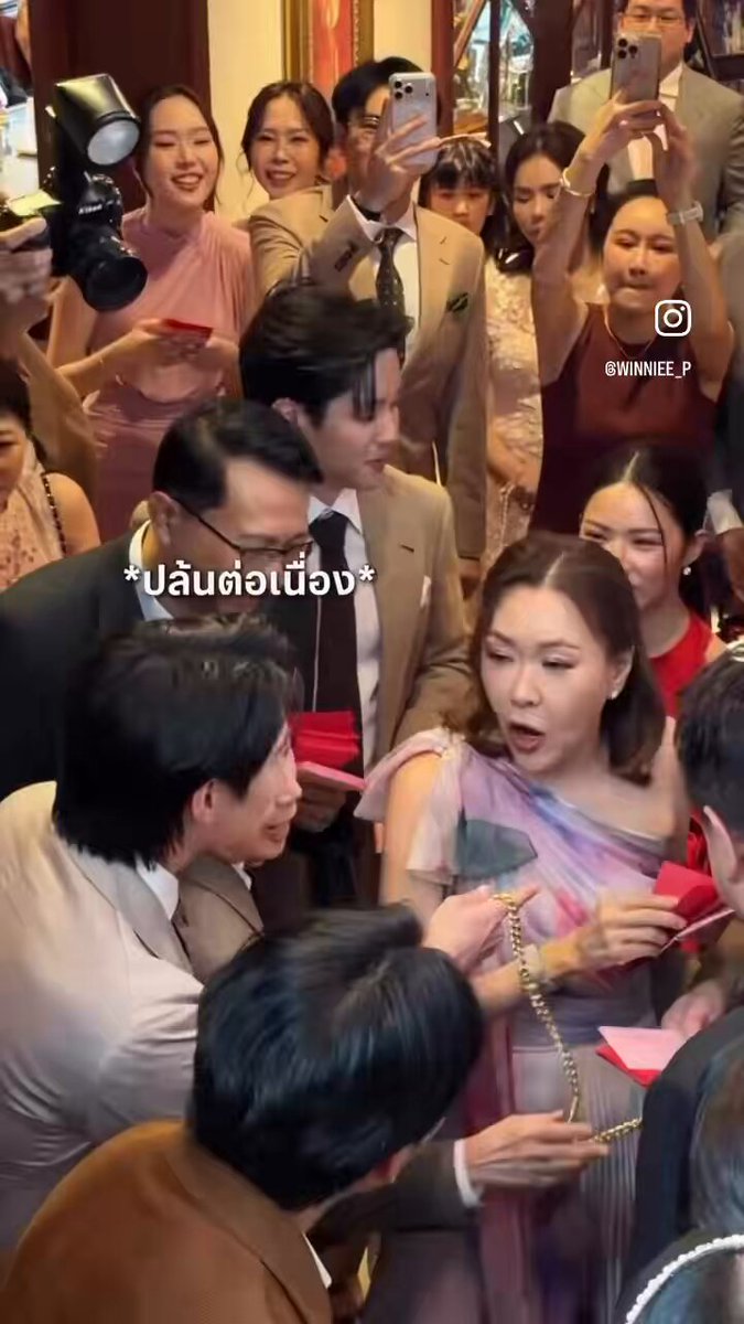 อส กุจะรั่ว บิวกิ้นปล้นซองข้างล่างเสร็จแล้วแอบปีนขึ้นมาปล้นข้างบนต่อจนอาโกวยัดซองทั้งหมดให้ฮี ละไม่จบแค่นั้นเพราะมันวิ่งขึ้นไปกั้นข้างบนต่ออีกที 5555252525252552555555525