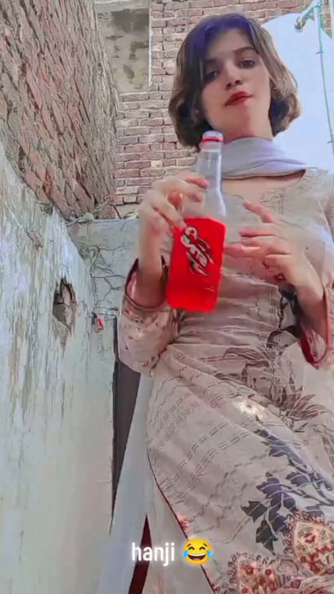 یہ محترمہ کا آنے جانے میں بہت تجربہ ہے ایک سٹنگ کی بوتل پلا کے کوئی بھی کہیں بھی لے جاتا ہے انکو