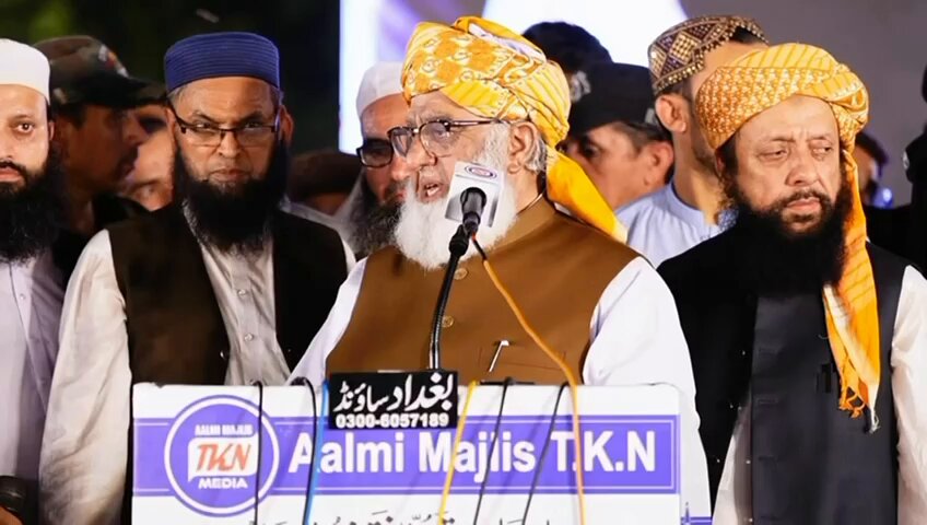 سات ستمبر کو یومِ فتح سے قبل ہم چھ ستمبر کو یومِ دفاع بھی مناتے ہیں،تسلسل کے ساتھ پاکستان ایک دن چھ ستمبر اور اگلے روز سات ستمبر کا دن مناتا ہے۔ چھ ستمبر 1965 کو جب سیالکوٹ اور لاہور کی سرحدات پر انڈیا کی فوجوں نے حملہ کیا اور ہماری افواجِ پاکستان نے اپنی جانوں پر کھیل کر دشمن کو پسپا کیا،وہ بھی تاریخی دن تھا۔ چھ ستمبر پاکستان کی جغرافیائی حدود کے تحفظ سے تعبیر کیا جاتا ہے، اور سات ستمبر 1974 کا واقعہ پاکستان کی نظریاتی حدود کے تحفظ سے تعبیر کیا جاتا ہے۔ تو یہ سمجھ دینا چاہیے کہ جہاں پاکستان کو جغرافیائی حدود کے تحفظ کی ضرورت ہے، وہاں پاکستان کو نظریاتی حدود کے تحفظ کی بھی ضرورت ہے، اور یہ دونوں مل کر ہمیں جاننے چاہیے۔ پاکستان کے عوام پاکستان اور اسلام سے محبت کرتے ہیں، البتہ دونوں حوالوں سے، پاکستان کی جغرافیائی حیثیت کے حوالے سے بھی اور پاکستان کے نظریات کے حوالے سے بھی، پاکستان کا عوام اس وقت عدمِ تحفظ کے احساس سے وابستہ ہے۔ ہمیں ایک مضبوط پاکستان چاہیے اور ہمیں ایک اسلامی عادلانہ مملکت چاہیے، ایک ایسا نظامِ عدل جو انسانی حقوق کا محافظ ہے، جو قیامِ امن کا ضامن ہو، جو خوشحال معیشت کی ضمانت دیتا ہو۔