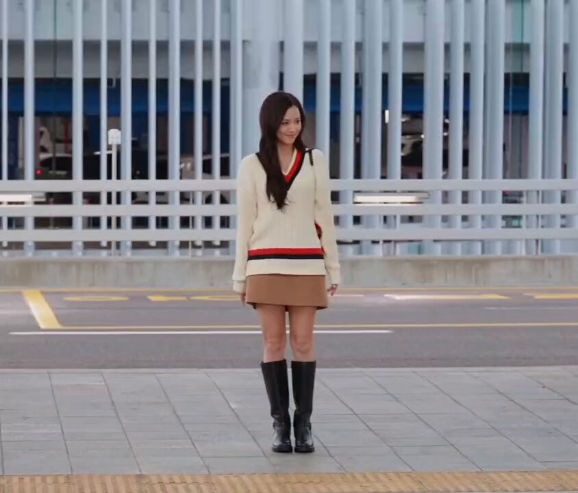 JISOO is too cute! Posing CLICK every single time a bus passes by! 🥹🥰🧸
