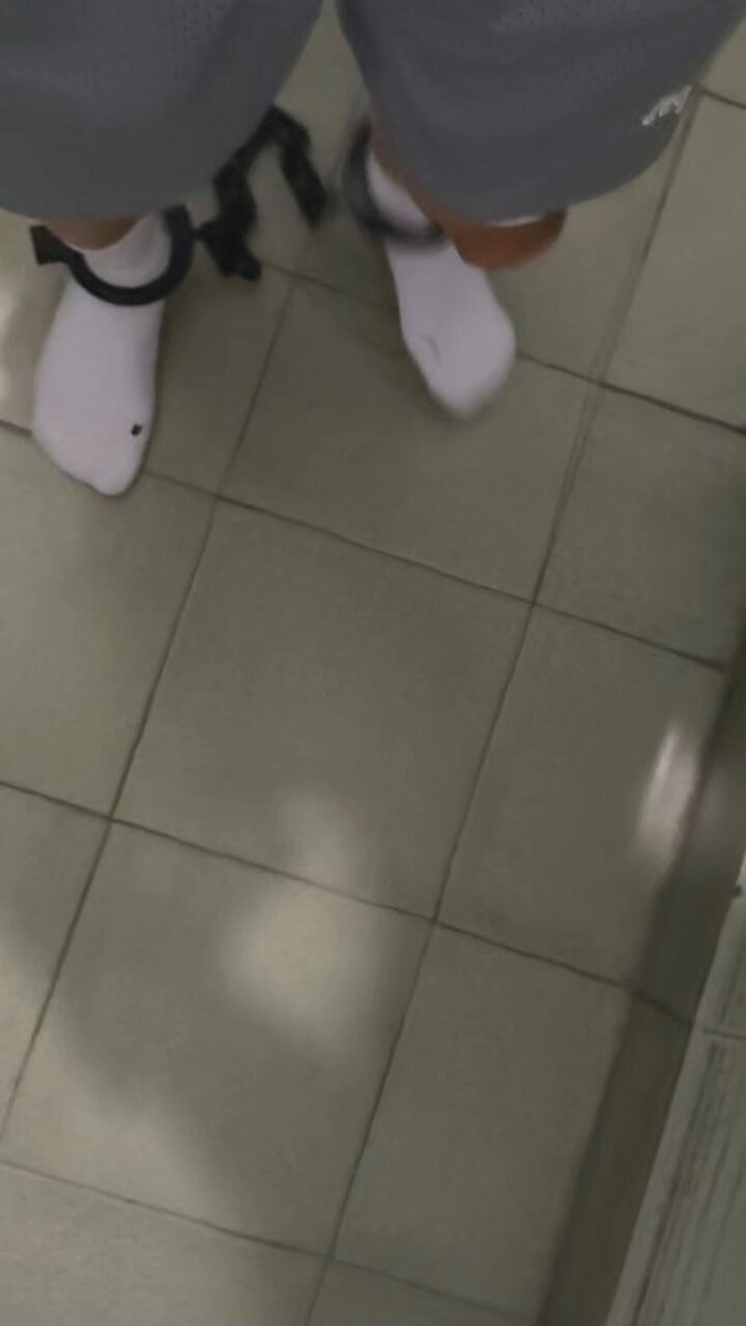 虽然已经3点，但路上人没有特别少，等红绿灯时候旁边小哥刷着手机，但凡多看我一眼就能看到这人怎么不穿鞋子啊(bushi)就这样一路骑回去脚一动也不敢动🥵