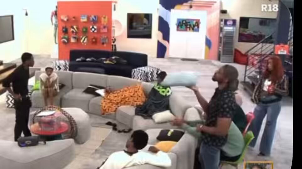 The smile on oyin’s face? She’s so proud of him😂 And theeennnnnn there are witches of the west looking like they wanna eat him alive but hey they ain’t go no choice🤭