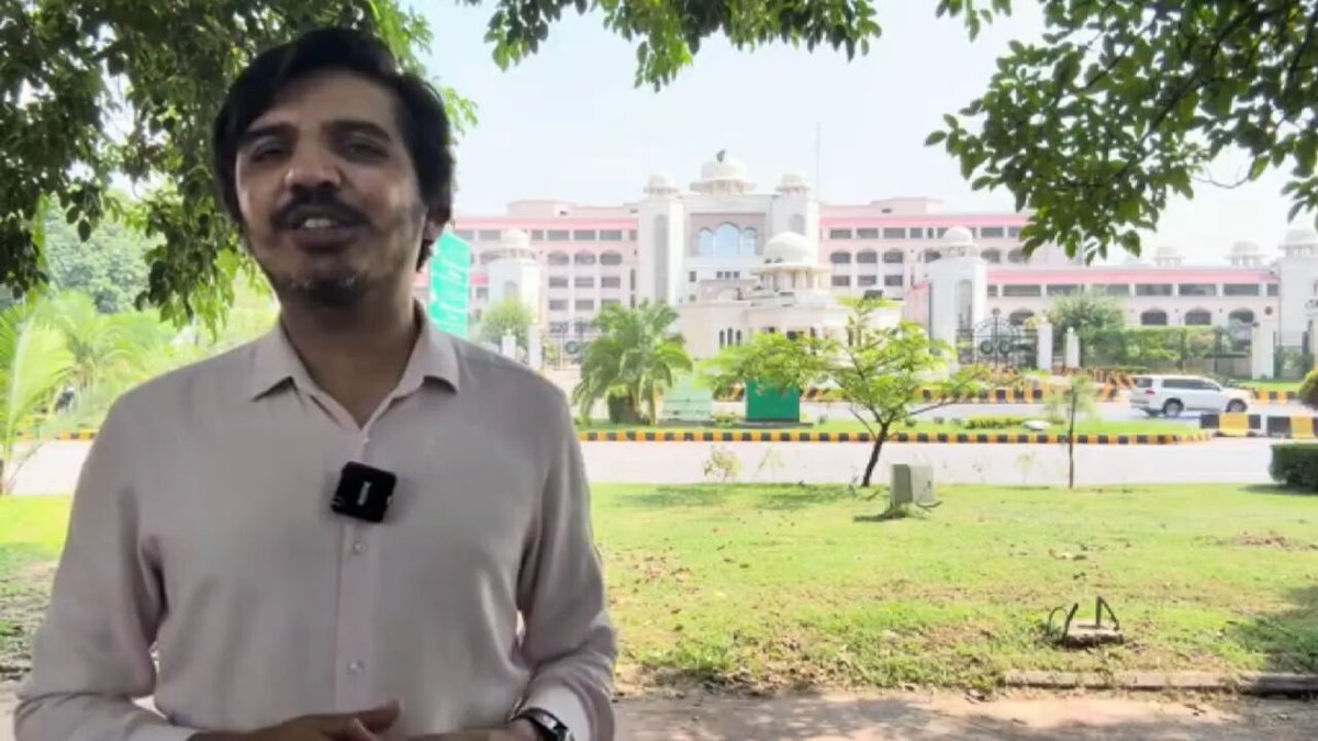 جب فروری میں امریکا نے ایران پر حملہ کیا تو 260 روپے لیٹر پیٹرول تھا جس دن حکومت نے روزانہ پیٹرول بڑھانے کا سوچا تب پیٹرول 310 روپے لیٹر تھا آج 358 روپے پیٹرول پہنچ گیا ہے ہمیں کہا جا رہا ہے جنگ کی وجہ سے پیٹرول کی قیمت میں اضافہ ہو رہا ہے نہیں یہ شہباز شریف سرکار غریب عوام سے 110 روپے سے زیادہ پٹرولیم لیوی نکال رہی ہے اسدطور