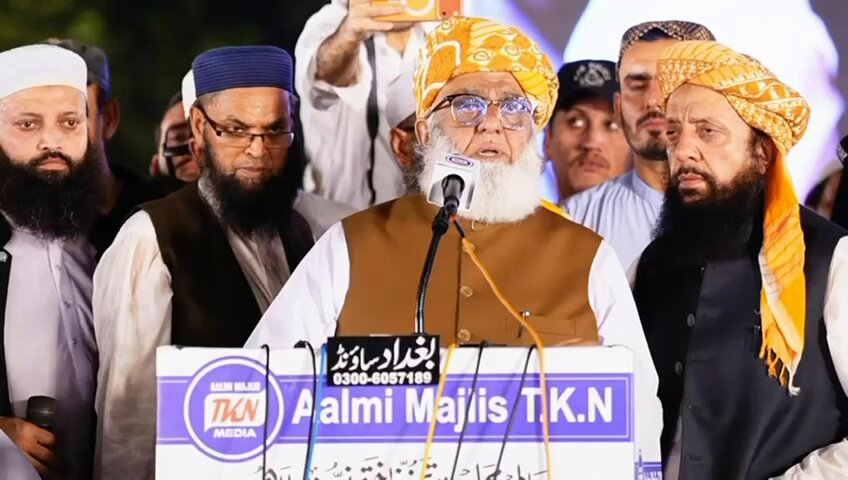 ملکی تاریخ سے معلوم ہوتا ہے کہ ملک کو سیاسی لحاظ سے کمزور کیا گیا جس سے فوج کو مارشل لا لگانے کے مواقع ملے۔ قیام پاکستان کے ٹھیک گیارہ سال بعد سن 1958 میں فیلڈ مارشل محمد ایوب خان نے مارشل لا لگایا اور دس سال تک وہ حکمران رہے،یہ ملک نظریاتی،سیاسی اور اقتصادی لحاظ سے کمزور ہوا ہم نے پاکستان کا پانی بیچا، تین دریاؤں کو ہم نے ہندوستان کے حوالے کردیا، اور آج بھی ہم پانی کی مشکل سے نکل نہیں پا رہے ہیں،یہ ڈکٹیٹروں کے فیصلے ہوتے ہیں۔ بظاہر تو کہا جاتا ہے کہ سیاست دان ناکام ہوگئے، یہ تو کرپشن کرتے ہیں، لیکن جب سن 1958 میں مارشل لا لگیا گیا اور ٹھیک مارشل لا کے دو سال بعد پاکستان کے تین دریاؤں کو ہندوستان کو ہاتھ بیچا گیا اور آج بھی عالمی بینک کی ثالثی کے ہوتے ہوئے آپ وہ معاہدہ پڑھیں کہ اس میں پاکستان کے ہاتھ پاؤں باندھے گئے ہیں، ہندوستان کے ہاتھ پاؤں کھول دیے گئے ہیں۔ یہی کچھ سن 1949 کی سلامتی کونسل میں کشمیر کے مسئلے پر ہندوستان کے ہاتھ پاؤں کھول دیے گئے اور ہمارے ہاتھ پاؤں باندھ لیے گئے۔ یہ بھی ڈکٹیٹر ہی کر سکتا ہے۔ پھر اس کے نتیجے میں ملک ٹوٹ گیا، بنگال ہم سے الگ ہو گیا۔ مغربی پاکستان اور بنگال کے بیچ میں سوائے اسلام کے ہمارے درمیان کوئی قدرِ مشترک نہ تھی۔ ان کی تہذیب مختلف، ہماری تہذیب مختلف، ان کا بودوباش مختلف، ہمارا بودوباش مختلف، ہمارے طور طریقے اور ان کے طور طریقےاور۔ اور اگر کوئی چیز قدرِ مشترک تھی ان کے اور ہمارے درمیان تو اسلام کے علاوہ اور کوئی چیز نہیں تھی، اور جب اسلام کو راستہ نہیں دیا گیا تو پھر اس ملک کے دو حصوں کو یک جان نہیں رکھا جا سکا۔