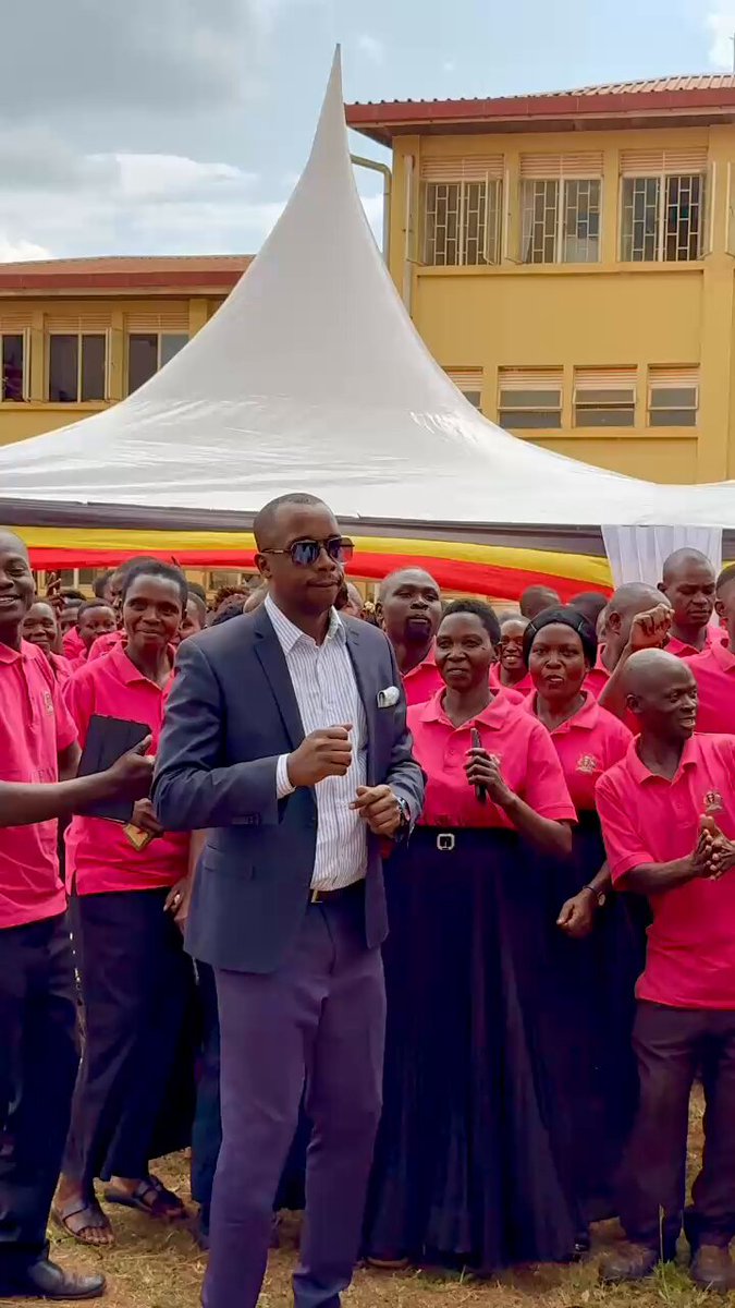 Hon. Dr Charles Ayume has officiated the pass out of 180 CHEWs in Mbale District, today. The CHEWs have successfully completed 6 months training with support from The Global Fund through TASO and have now been fully equipped to effectively carry out their work. Hon. Dr Charles Ayume clears up; “Paying CHEWs is part of MOH budget priorities.” Tells CHEWs, you’re the ‘chosen few’ and Asks DJ to play that same titled song The dance follows 👇🏽 #MOHatWork | #CHEWsUG
