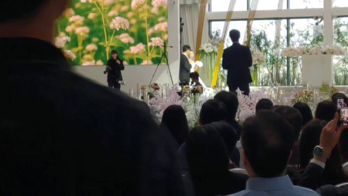 [Wedding Guest Cam] Sunny attended the wedding as a surprise guest for the show 배송왔송. She wore a mask to avoid being recognized before greeting and congratulating the couple. #소녀시대 #써니 #SNSD