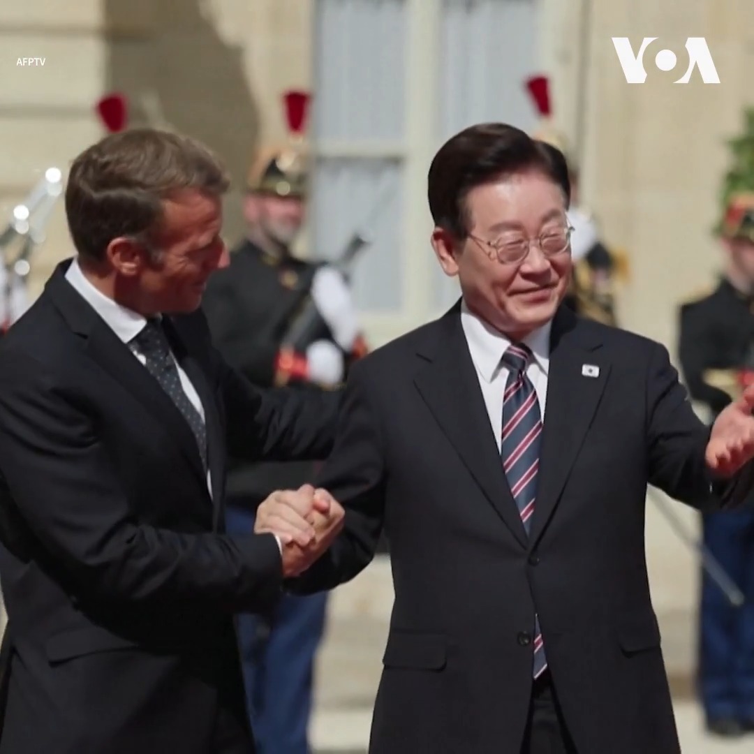 法国总统马克龙在爱丽舍宫接待韩国总统李在明。此前一天,两位领导人在法国圣保罗德旺斯(Saint-Paul-de-Vence)的卢米埃尔峰会(Lumière Summit)宣布启动全球电影及视听产业投资合作倡议“卢米埃尔伙伴关系”,两国将投资10亿欧元支持视听与娱乐产业。 更多: