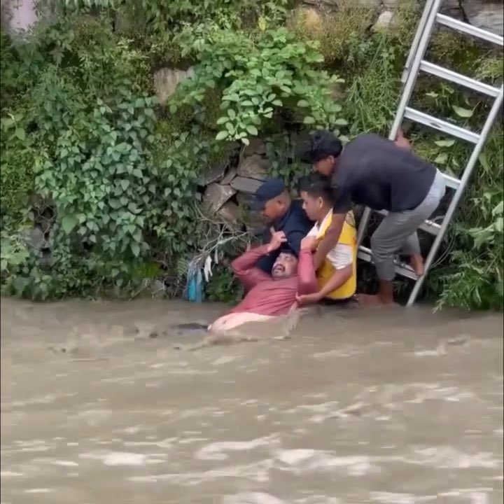 काठमाडौंको धोबीखोलामा बग्दै गरेका पुरूषको उद्धार, ज्यान बचाउने हातलाई नमन।🙏