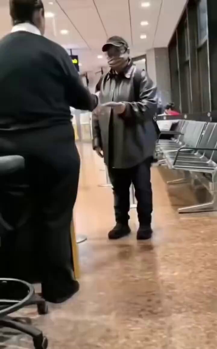 疑似，韩红已经到了加拿大。 根据航站楼装修看，这是加拿大国际机场，大概率是多伦多皮尔逊机场或温哥华机场。