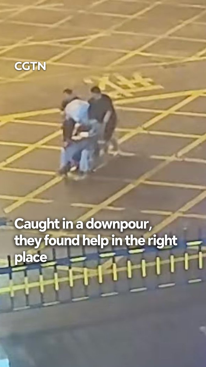 Caught in a downpour, they found help in the right place #ChinaSeen #PeopleFirst