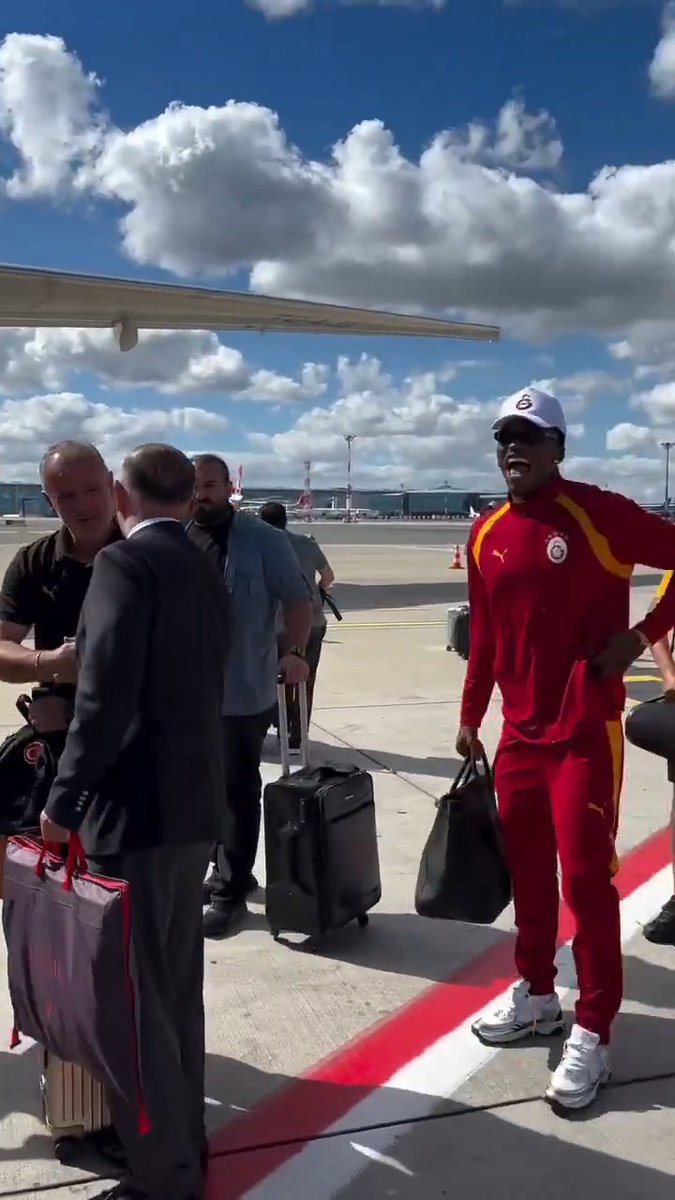 💛❤️ Galatasaray şapkasıyla Leão.