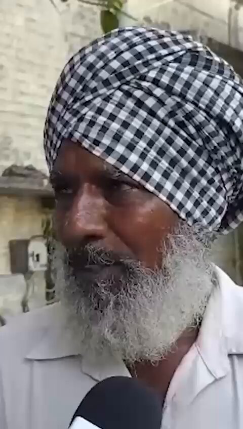 Gulzar Singh, a Scheduled Caste man from Sangrur, Punjab, had only asked AAP minister Harpal Singh Cheema to speak to his son and urge him to stay away from drugs. Instead, he was threatened by his village sarpanch and pressured to apologise. He ultimately took his own life. 𝐖𝐡𝐚𝐭 𝐡𝐚𝐬 𝐀𝐀𝐏 𝐝𝐨𝐧𝐞 𝐭𝐨 𝐏𝐮𝐧𝐣𝐚𝐛? 𝐃𝐫𝐮𝐠𝐬 𝐚𝐫𝐞 𝐨𝐩𝐞𝐧𝐥𝐲 𝐚𝐯𝐚𝐢𝐥𝐚𝐛𝐥𝐞, 𝐰𝐡𝐢𝐥𝐞 𝐭𝐡𝐨𝐬𝐞 𝐰𝐡𝐨 𝐫𝐚𝐢𝐬𝐞 𝐭𝐡𝐞𝐢𝐫 𝐯𝐨𝐢𝐜𝐞 𝐚𝐫𝐞 𝐬𝐢𝐥𝐞𝐧𝐜𝐞𝐝 𝐚𝐧𝐝 𝐩𝐮𝐬𝐡𝐞𝐝 𝐭𝐨 𝐭𝐡𝐞 𝐛𝐫𝐢𝐧𝐤. 𝐈𝐬 𝐭𝐡𝐢𝐬 𝐲𝐨𝐮𝐫 𝐦𝐨𝐝𝐞𝐥 𝐨𝐟 𝐝𝐞𝐯𝐞𝐥𝐨𝐩𝐦𝐞𝐧𝐭, 𝐀𝐫𝐯𝐢𝐧𝐝 𝐊𝐞𝐣𝐫𝐢𝐰𝐚𝐥 𝐚𝐧𝐝 𝐁𝐡𝐚𝐠𝐰𝐚𝐧𝐭 𝐌𝐚𝐧𝐧?
