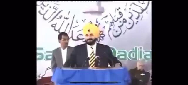 کبھی کسی نے قادیانیوں کا جنازہ دیکھا؟ کبھی کسی قادیانی کی تدفین دیکھی؟ جو شخص کلمہ آدھا پڑھتا ھو اور نعوُذُباللہ قادیان کو مکہ اور ربوہ کو مدینہ بتاتا ھو کلمہ کا آدھا حصہ “ مُحمدُ الرسولُ اللہ ﷺ “ کو دانستہ نہ پڑھتا ھو کرتارپور راھداری بنانے اور اسکا افتتاح کروانے کیلئے 1/3👇