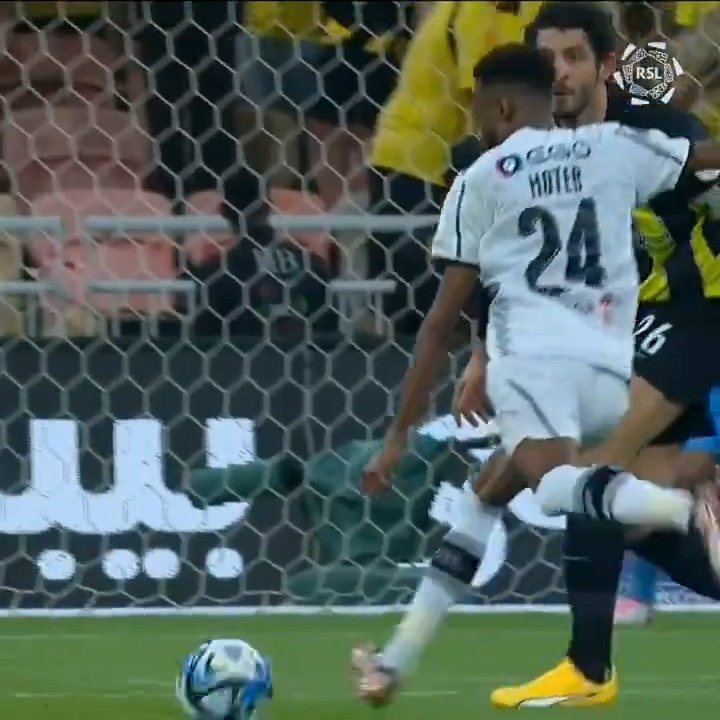 ياعالم والله كان جريئ مع الشباب متعب الحربي مع الهلال تغير تماماً تحسه يخاف من الكورة كان عاجبني انه جريئ مع الشباب ولكن مدري وش صار فيه