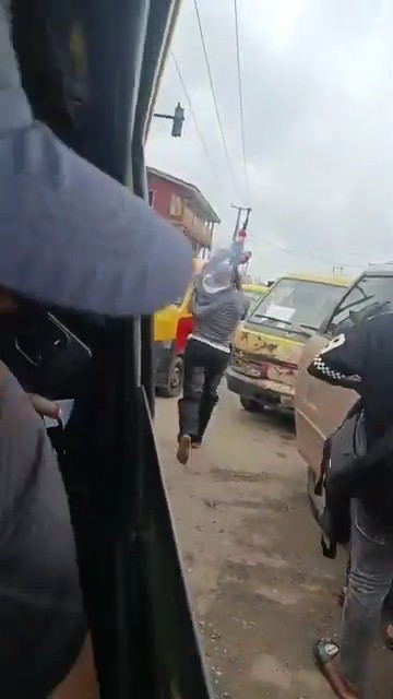Moment; G¥nmen reportedly whisked away an unidentified individual along Sokponba Road in Benin City, Edo State. The g¥nmen were said to have stormed the location and shøt sporadically into the air before taking the unidentified individual away in their vehicle.