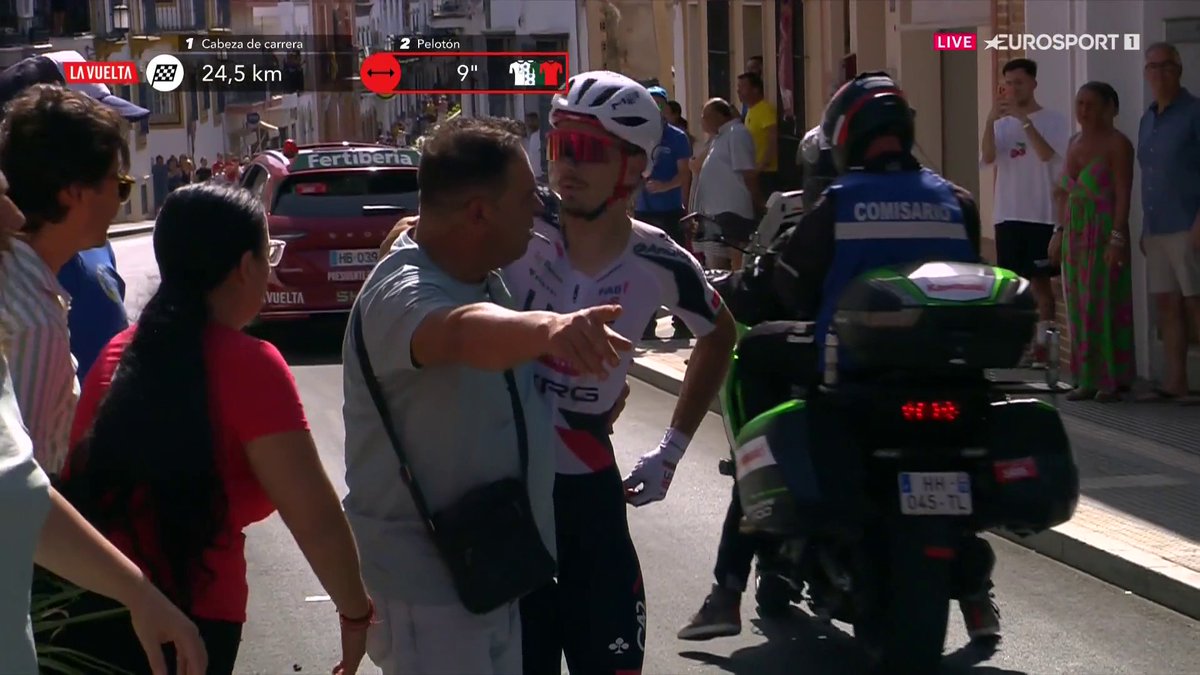 That guy in blue reaching for the UAE rider’s bidon… like seriously? 🙄 #LaVuelta26