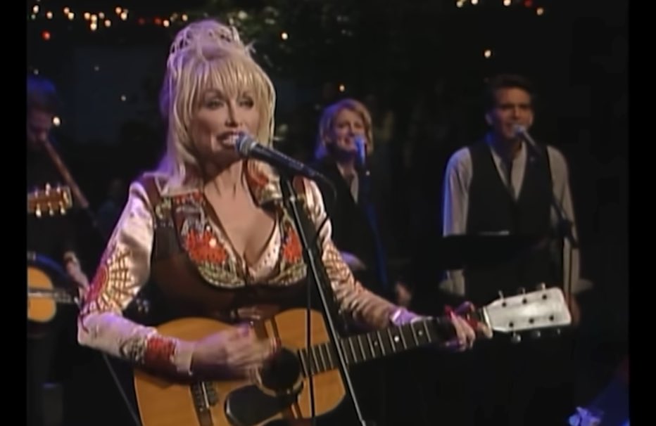 Dolly took Collective Soul’s ’90s rock hit “Shine” and turned it into something completely her own — bluegrass, gospel and pure Appalachian fire. 🪕🔥 From her Grammy-winning Little Sparrow album, this performance is simply glorious. 🤍 And that ending… 🎤🪕🔥 🦋Austin City Limits December 5, 2000 ✨