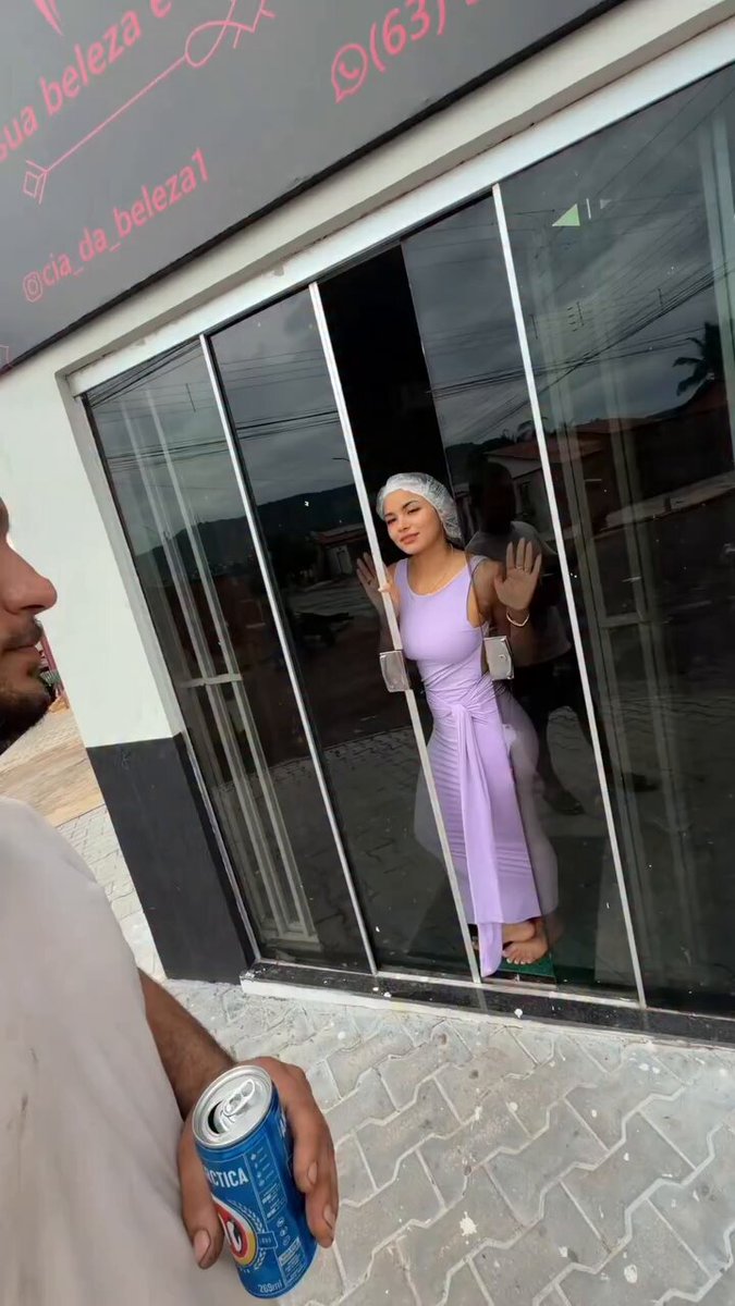 Ele todo simples, tomando antártica e a diva igual uma princesa da disney 😅