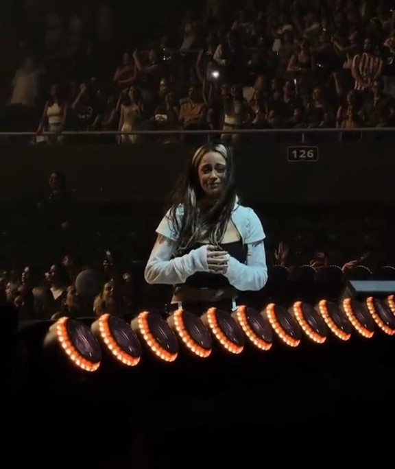 Ella cantando con la gente // la gente cantando para ella. Misma canción,mismo outfit y 11 meses después buenos aires vuelve a lastimar 💔