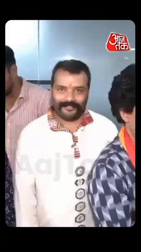 2 करोड़ की ‘हनुमान अंश’ ने मचाया बॉक्स ऑफिस पर तहलका, 150 करोड़ पार आजतक के कैमरे पर एक बार फिर ‘हनुमान अंश’ की स्टार कास्ट के साथ एक्सक्लूसिव बातचीत। महज करीब 2 करोड़ रुपये के बजट में बनी इस फिल्म ने बॉक्स ऑफिस पर शानदार प्रदर्शन करते हुए भारत में 150 करोड़ रुपये से ज्यादा का ग्रॉस कलेक्शन कर लिया है। फिल्म की अप्रत्याशित सफलता और दर्शकों के जबरदस्त रिस्पॉन्स पर स्टार कास्ट से कामयाबी के पीछे की वजहों पर चर्चा होगी। #HanumanAnsh #HanumanAnshMovie #BoxOffice #BoxOfficeCollection #Bollywood #HindiCinema #NeemKaroliBaba #ATReel #AajTakSocial | Ashish Srivastava