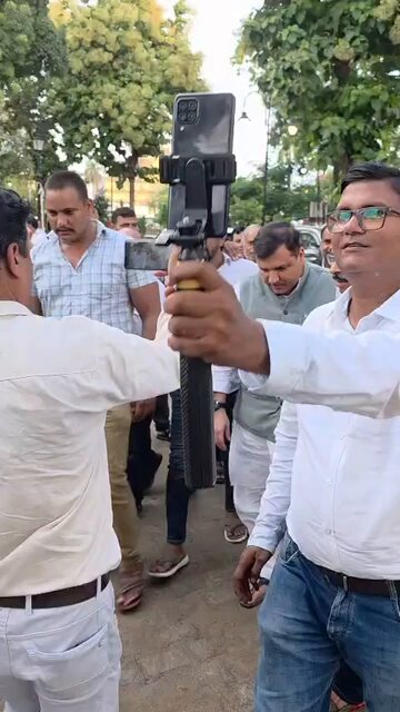 भूख हड़ताल 4 दिनों से बैठे प्रवीण यादव अपनी पीड़ा बताते हुए रोने लगे 3 छात्र 2 छात्राएं 4 दिन भूख हड़ताल पर हैं। क्या योगी सरकार जंतर मंतर बनने के बाद जागेगी? नये नियम के कारण 7 लाख से अधिक PG शिक्षित बेरोजगारों का भविष्य संकट में है। इंटर के शिक्षकों के लिए PG के साथ बीएड की बाध्यता कम से कम 2 साल के लिए खत्म की जाए।