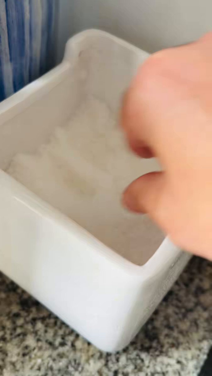 Pocos placeres nos unen tanto como el crujido de una buena patata frita. Es el rey de las guarniciones y el culpable de esas peleas familiares por la última del plato. Pero seamos sinceros: muchas veces nos conformamos con tiras blanduchas, aceitosas o chamuscadas. Conseguir la patata perfecta —dorada por fuera y cremosa por dentro— no tiene ningún misterio oculto; es solo pillarle el punto con un poco de paciencia. Como ya sabéis los que me leéis, me gusta compartir las cosas que voy cocinando en el día a día y que de verdad funcionan en una casa. Por eso, si hablamos de la patata frita clásica, hay una curiosidad interesante. Una vez Santi Rivas, el de los vinos, me preguntó por qué los restaurantes con Estrella Michelin se niegan a freír patatas en sus menús y le contesté que se lo preguntara a ellos. Pero dándole vueltas como cocinero, creo que la verdad es otra: les da pánico. La patata frita perfecta es un bocado tan efímero que exige comerse al segundo, y en esos sitios tan “pomposos” les asusta que algo tan simple eclipse el resto de sus platos sofisticados. El caso es que la fritura clásica no es el único camino. En la familia de la patata hay unos primos hermanos que se cocinan con otros métodos, usando aceite o mantequilla, y que están buenísimos. Por ejemplo, están las patatas gajo o rústicas. Se cortan en medias lunas con su piel, se embadurnan en aceite con ajo, cebolla en polvo y pimentón, y van al horno fuerte hasta que se tuestan. Luego están las Hasselback, cortadas como un acordeón sin llegar al fondo; se pintan con mantequilla derretida y hierbas para que al hornearse se abran, quedando crujientes por arriba y tiernas por abajo. Para algo súper blando están las patatas Fondant: se cortan en cilindros gruesos, se doran con mucha mantequilla y luego se cuecen lentamente en caldo de pollo hasta que lo absorben todo y se deshacen en la boca. Y en el otro extremo tienes las patatas paja, hilos finísimos que se lavan mucho para quitarles el almidón y se fríen rápido para lograr un nido hipercrujiente. Para preparar cualquiera de estas opciones, os dejo los trucos profesionales que mejor se adaptan a una casa. Lo primero es olvidarse de las patatas nuevas porque tienen mucha agua y se queman; buscad patatas viejas como la variedad Agria o la Monalisa. Aquí entra un debate clave: ¿qué grasa usamos? En España tiramos de aceite de oliva o de girasol, pero en mi época, cuando viví y trabajé en las cocinas de Francia, comprobé que allí las que más triunfaban se freían con grasa de pato. Le da un sabor profundo, una textura crujiente increíble y una untuosidad brutal. Si podéis conseguirla, probadlo porque es de otro planeta. Si vais a freír las tradicionales, usad la doble cocción: dadles un hervor corto antes de freírlas, o bien pochadlas primero en la grasa o aceite a fuego muy lento para que se cuezan por dentro y luego dadle un segundo viaje a fuego fuerte para el dorado. Además, si hacéis el primer paso con muchas patatas, podéis congelarlas; cuando las echéis congeladas al fuego, el choque térmico hará que queden el doble de crujientes. Para controlar el fuego sin termómetros láser, tirad de lo clásico. Echad un trozo de pan: si sube despacio con burbujas perezosas, está perfecto para pochar suavemente. Si el mango de una cuchara de madera saca burbujas a toda velocidad, ya está listo para el dorado final. Acordaos de freír en tandas pequeñas para que no baje la temperatura y echad la sal justo al sacarlas mientras queman, para que se pegue bien. Hacer las cosas con este orden lleva apenas diez minutos más, pero el paladar lo agradece un montón. #sedcuriosos