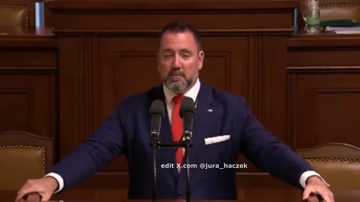 Pane ministře, že vy už trochu přehráváte?😅 Začínám mít dojem, jako by tam dopadlo Thorovo kladivo nebo co. Ty kráso, uprostřed šumavských hvozdů leží rezavý sudy a ministr ve sněmovně huláká NECHOĎTE TAM! NENÍ TAM NIC K VIDĚNÍ! NEPOMÁHEJTE NÁM! VYZNAČUJEME PERIMETR! 😂😂😂