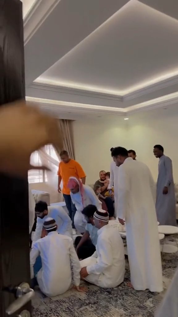 احرج خويه جاب معه 30 رجال وخويه مجهز له غداء نص دجاجه فقط
