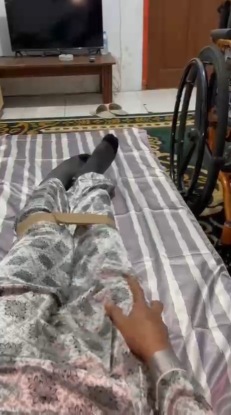 Dragging my paralyzed legs... ♿ #paraplegic #kakilumpuh #spinalcordinjury #wheelchairlife