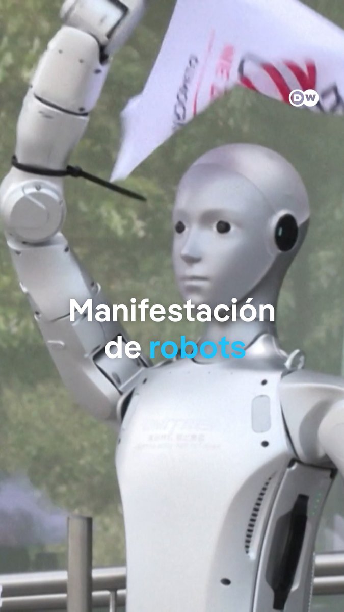 Decenas de robots "exigen" regular la Inteligencia Artificial en una manifestación en Polonia La protesta tuvo lugar frente al Ministerio de Asuntos Digitales de Polonia para pedir mayores controles sobre el desarrollo y uso de la inteligencia artificial. La actividad fue organizada por Democratism, una iniciativa que busca abrir el debate sobre el impacto que están teniendo la inteligencia artificial y la robotización en el mercado laboral. Polonia aprobó en julio una ley para adaptarse a la normativa europea en la materia, pero los organizadores exigen darse prisa antes de que "sea demasiado tarde".