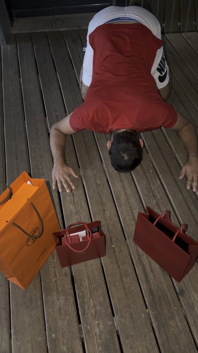 Maman a bien dressé son sac à merde. Maintenant, il se prosterne. 🙇♂️ looooooser