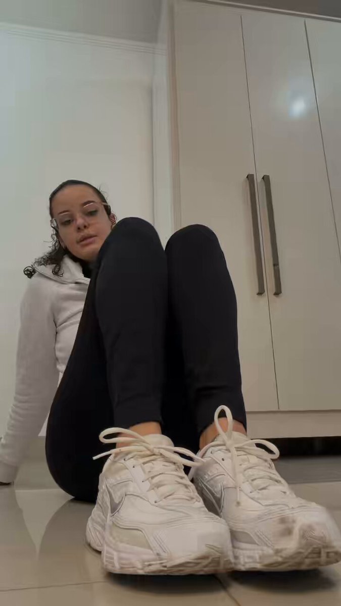 quero ver você cheirando meu tênis e meia fedida depois de um treino bem suado 🫵🏻🧦👃🏻