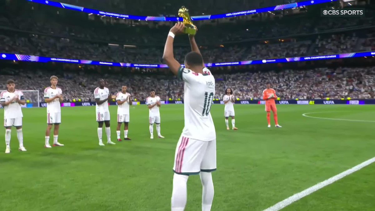 Kylian Mbappé receives the Golden Boot for the 25/26 #UCL season 🏆💥