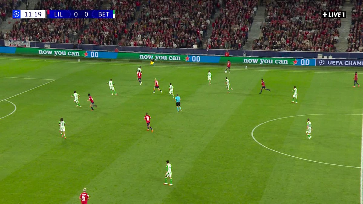 LE PREMIER BUT DU LOSC EN LIGUE DES CHAMPIONS ๐ฅ Aprรจs 12 minutes de jeu, les Lillois prennent l'avantage grรขce ร Ayase Ueda sur un service d'Ethan Mbappรฉ ๐คฉ #UCL | #LILBET