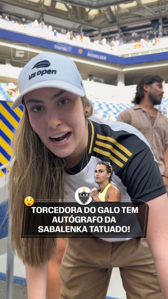 UNIÃO GALO X SABALENKA! 🐔🤣 Encontramos uma torcedora do Atlético-MG no US Open que diz ser a maior fã da Sabalenka! A brasileira estava com uma camisa do Galo com o nome da tenista e ainda mostrou a tatuagem que tem em homenagem a bielorrussa! 👉 ASSISTA a todas as quadras do US Open na ESPN pelo Plano Premium do #DisneyPlus! #USOpenNaESPN #TênisNaESPN