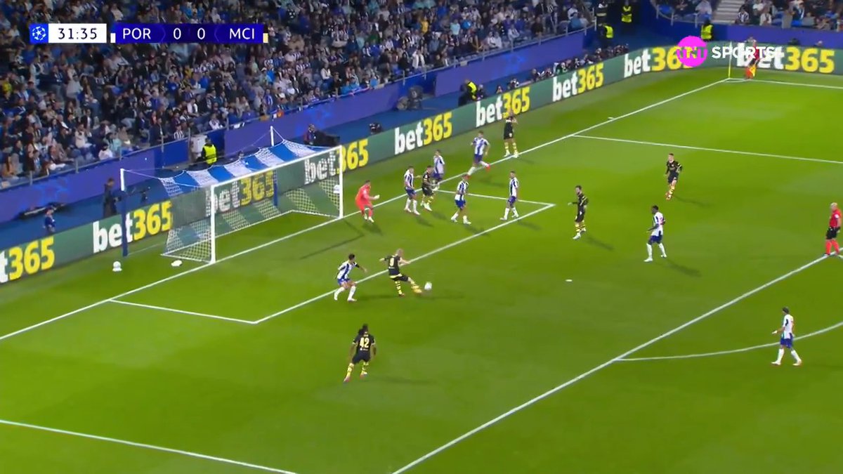 DIOGO COSTA, HEROICO, EVITA O QUE SERIA O GOL DO CITY! 🧤🤯 Nem Haaland, nem Cherki conseguiram furar o goleirão do Porto. 💥 ASSISTA AGORA: PORTO x MANCHESTER CITY, EXCLUSIVO no Space Brasil e na @hbomaxbrasil ( #CasaDaChampions #HBOMax 🎙️: Victor Lopes