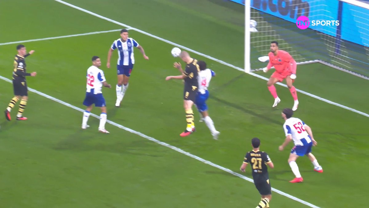 O COMETA HAALAND ATINGE O PORTO! ☄️🇳🇴 De cabeça, saiu o primeiro do City. Quando você acha que ele tá sumido... ele faz! 💥 ASSISTA AGORA: PORTO x MANCHESTER CITY, EXCLUSIVO no Space Brasil e na @hbomaxbrasil ( #CasaDaChampions #HBOMax 🎙️: Victor Lopes