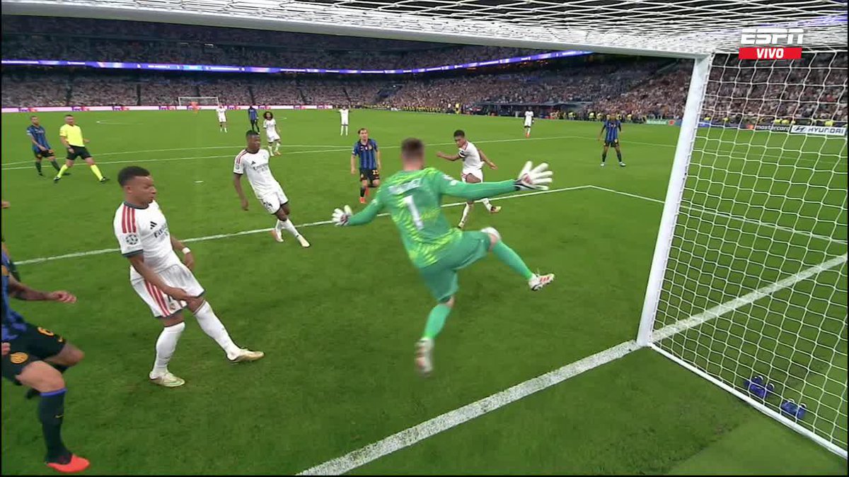 Es realmente increíble este gol que se erró Bellingham. Imposible de explicar.