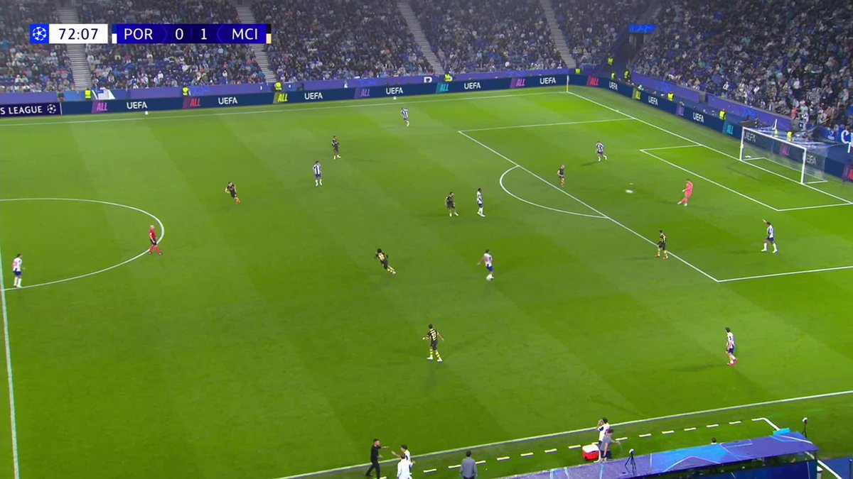 Tuvo que pasar más de año y medio para volver a ver a Santiago Giménez 🇲🇽 en un partido de UEFA Champions League. Su última participación había sido el 18 de febrero del 2025 con el Milán ante Feyenoord. Hoy mexicano sumó minutos ante el Manchester City.☑️