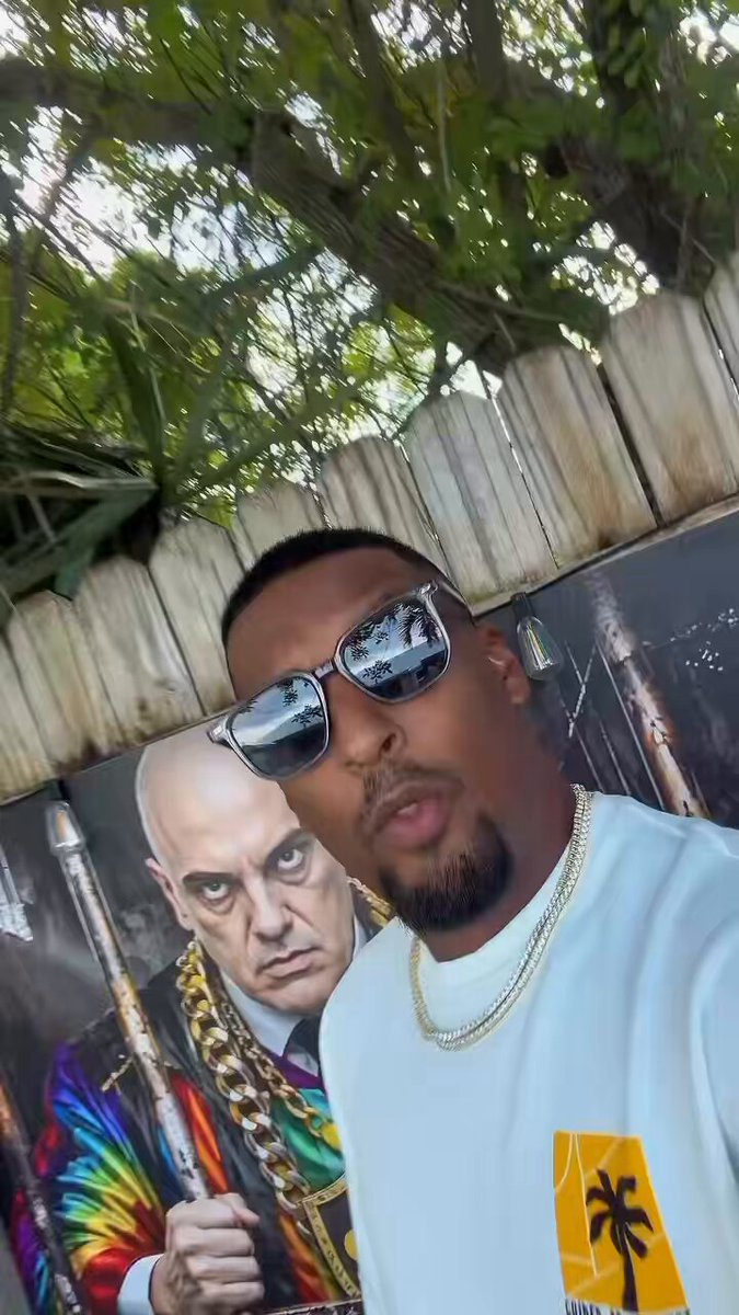 Cai… Andrei Rodrigues Todos os FEDERAIS que estão ao lado de Andrei são corruptos! Via respeitaoalex (Instagram)